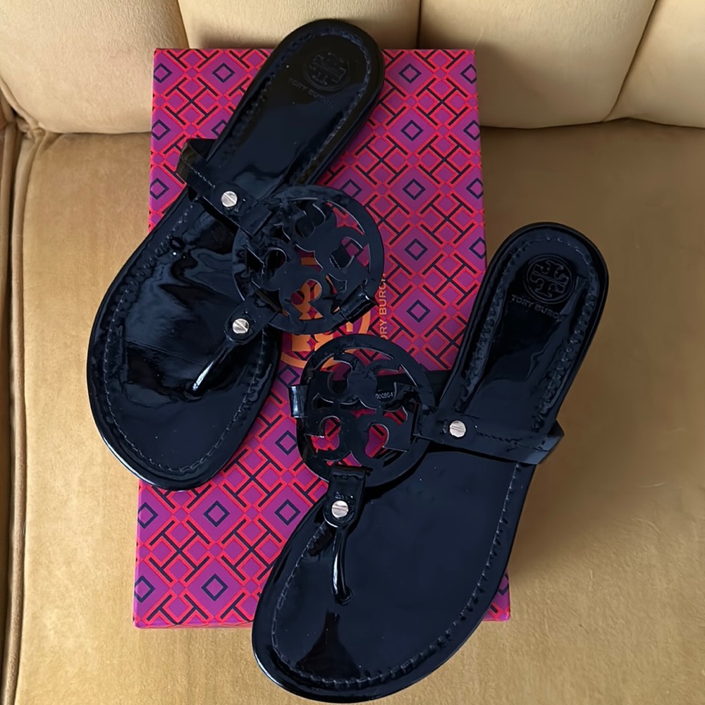 LIKE NEW! Tory Burch Miller flip flops - Size 9 - Black
